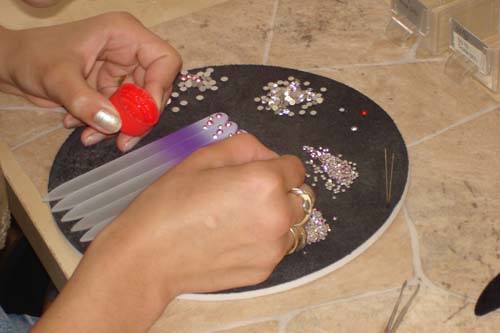 There are many techniques to decorate glass nail files, and we use the best